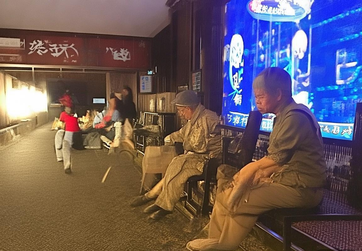 洛杉矶快船队主力中锋赛季报销，季后赛前景蒙阴影，内线防守支柱缺失迫使战术调整